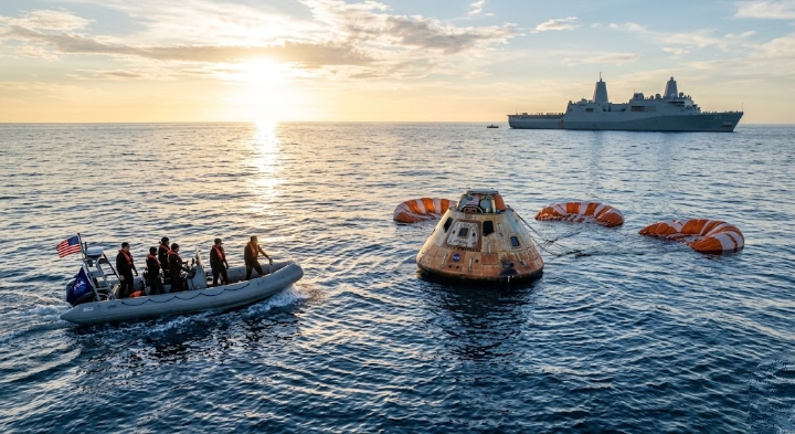 नासा का आर्टेमिस 2 ओरियन कैप्सूल प्रशांत महासागर में सुरक्षित लैंडिंग करते हुए|