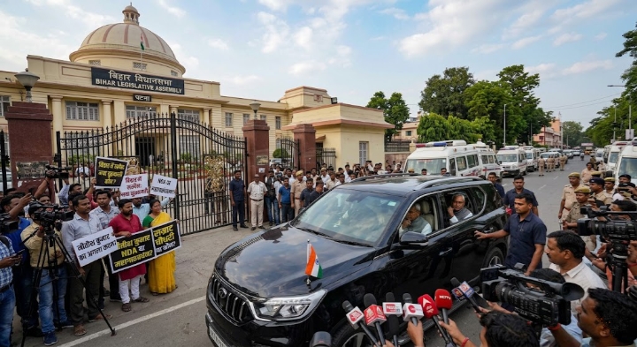 पटना में बिहार विधानसभा के बाहर नितीश कुमार की गाड़ी के पास मीडियाकर्मियों की भीड़ 