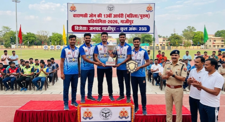 वाराणसी जोन आर्चरी प्रतियोगिता में विजेता गाजीपुर टीम ट्राफी के साथ|