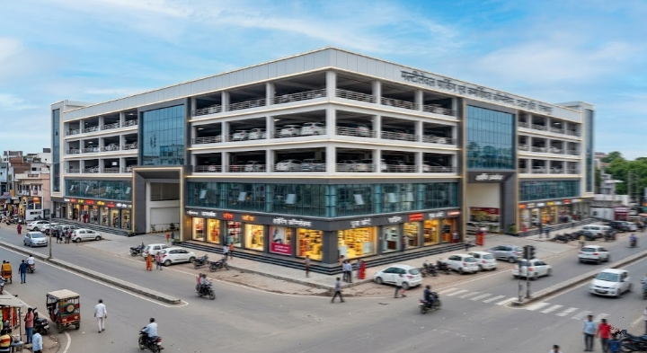 गोरखपुर टाउन हॉल मल्टीलेवल पार्किंग और कमर्शियल कॉम्प्लेक्स की भव्य इमारत 