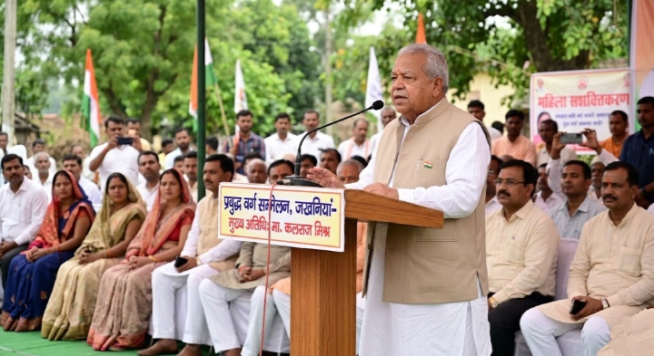 पूर्व राज्यपाल कलराज मिश्र जखनियां गाजीपुर में संबोधन देते हुए 