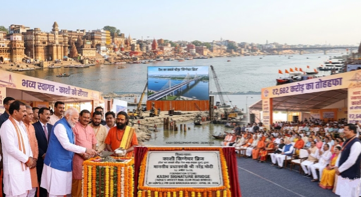 प्रधानमंत्री नरेंद्र मोदी वाराणसी में सिग्नेचर ब्रिज का शिलान्यास करते हुए 