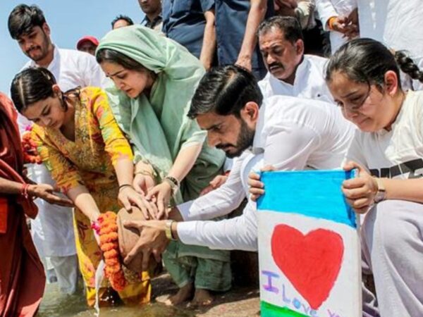 प्रतीक यादव अस्थि विसर्जन का भवुक पल