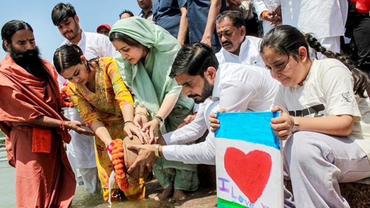 प्रतीक यादव अस्थि विसर्जन का भवुक पल
