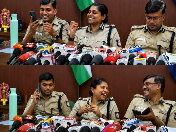 प्रेस कांफ्रेंस में हँसते पुलिस अधिकारी