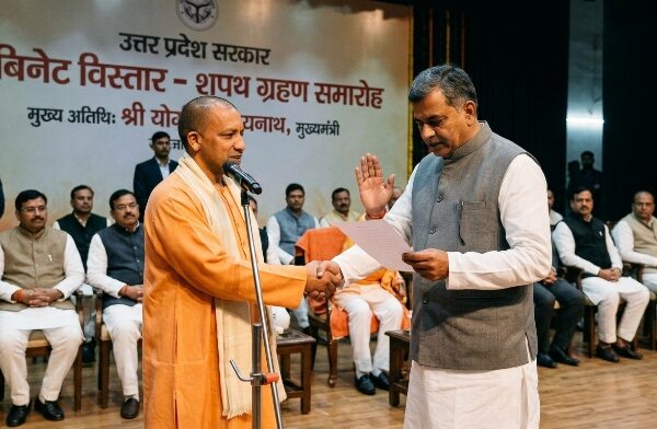 उत्तर प्रदेश में योगी आदित्यनाथ कैबिनेट विस्तार के दौरान नए मंत्रियों का शपथ ग्रहण समारोह|